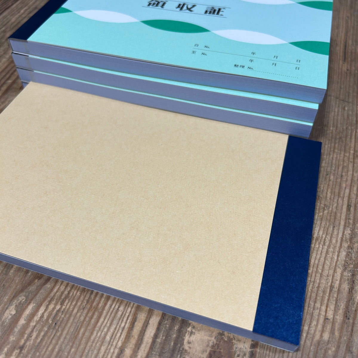 領収証印刷 2枚複写 複写式 30冊 1冊50組 R542 領収証 領収書 印刷 オリジナル 発行 書類 オーダーメイド印刷 手書き 既製品デザイン 名入れ印刷 名入れ 領収証印刷 地紋 飾り罫 レイアウト テンプレート 雛形 控え おしゃれ 社名入り 但し書き ミシン目 インボイス対応